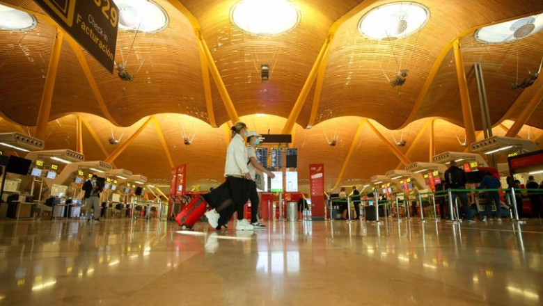 Dos personas caminan con su equipaje en la Terminal T4 del Aeropuerto Adolfo Suárez Madrid-Barajas. | Ricardo Rubio - Europa Press ep dos personas caminan con su equipaje en la terminal t4 del aeropuerto adolfo suarez