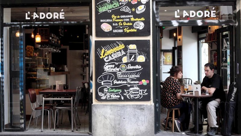 Dos personas en un bar de Madrid un día antes de que se cierre toda la hostelería para frenar contagios por coronavirus, en Madrid (España) a 13 de marzo de 2020. | Eduardo Parra - Europa Press - Archivo ep dos personas en un bar de madrid un dia antes de que se cierre toda la hosteleria para frenar