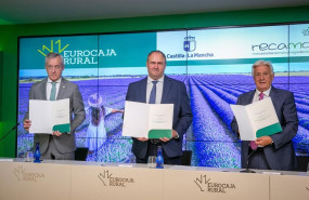 ep el consejero de agricultura ganaderia y desarrollo rural julian martinez lizan en la firma del
