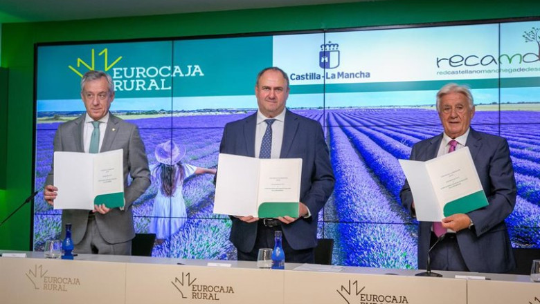 El consejero de Agricultura, Ganadería y Desarrollo Rural, Julián Martínez Lizán, en la firma del convenio de colaboración entre Eurocaja Rural y la Red Castellano Manchega de Desarrollo Rural Recamder. | JCCM/A.PEREZ HERRERA ep el consejero de agricultura ganaderia y desarrollo rural julian martinez lizan en la firma del