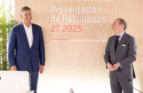 ep el consejero delegado hector grisi d y el director financiero jose garcia cantera i durante una