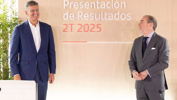 ep el consejero delegado hector grisi d y el director financiero jose garcia cantera i durante una