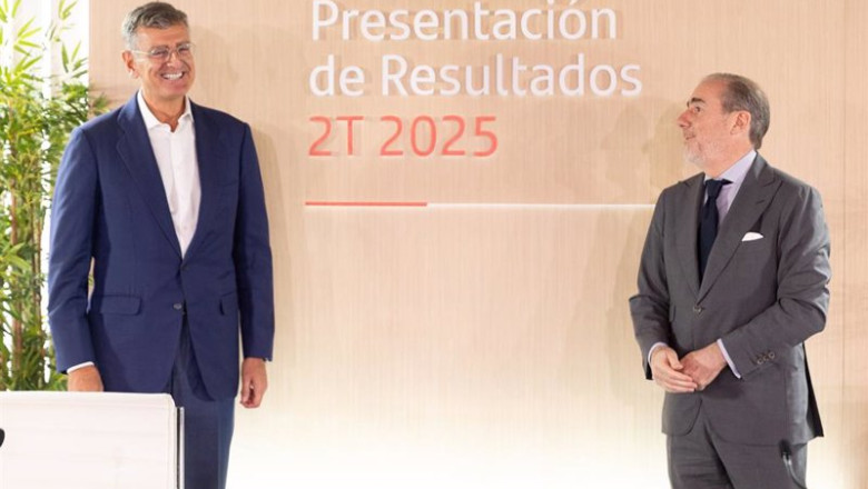 ep el consejero delegado hector grisi d y el director financiero jose garcia cantera i durante una