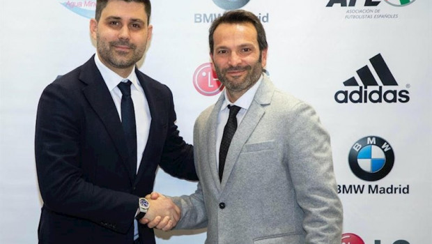 ep el presidente de afe david aganzo firma un acuerdo con podoactiva para que la empresa oscense