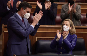 ep el presidente del gobierno pedro sanchez y la vicepresidenta primera nadia calvino celebrando la