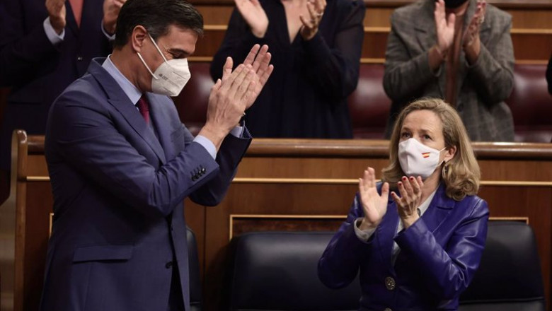 ep el presidente del gobierno pedro sanchez y la vicepresidenta primera nadia calvino celebrando la ep el presidente del gobierno pedro sanchez y la vicepresidenta primera nadia calvino celebrando la