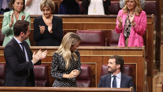 ep el presidente del partido popular pablo casado 1d recibe el aplauso de la bancada popular tras su
