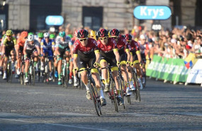 ep el team ineos lidera el peloton antes de llegar a meta en la ultima etapa del tour 2019