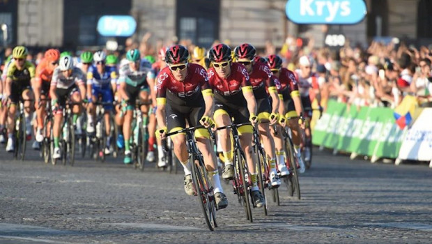 ep el team ineos lidera el peloton antes de llegar a meta en la ultima etapa del tour 2019