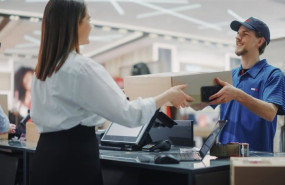 ep empleado de mrv realizando una devolucion en tienda