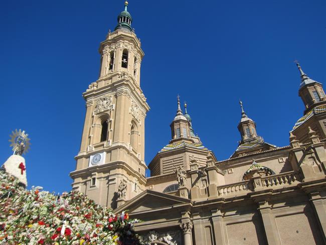 Flores de la Virgen del Pilar y basílica horizontal | EUROPA PRESS ep floresla virgenpilarbasilica horizontal