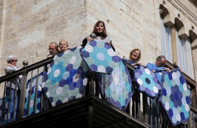 ep hilando vidas viste el palau de la generalitat con sus creaciones para reivindicar el papel de la