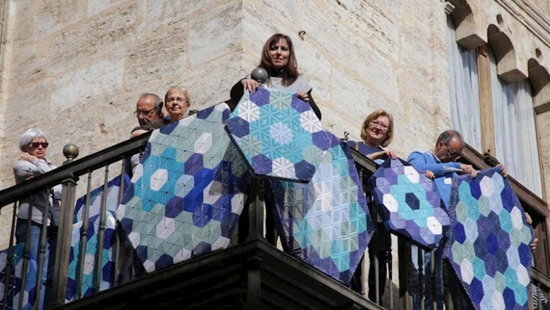 ep hilando vidas viste el palau de la generalitat con sus creaciones para reivindicar el papel de la