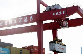 ep imagen de una grupo portando un contenedor en un puerto en china