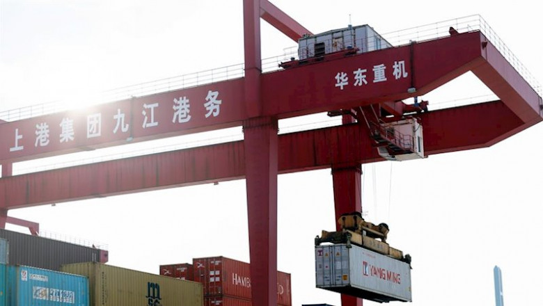 ep imagen de una grupo portando un contenedor en un puerto en china ep imagen de una grupo portando un contenedor en un puerto en china