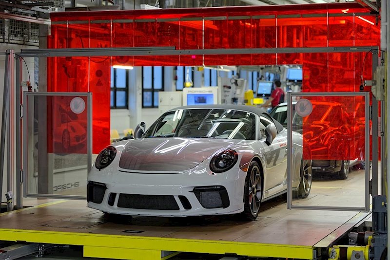 ep imagen del porsche 911 en la linea de produccion