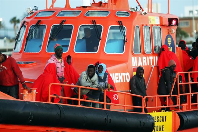 Inmigrantes rescatados en una patera. Diciembre 2017 | EUROPA PRESS/ALEX ZEA ep inmigrantes rescatadosuna patera diciembre 2017