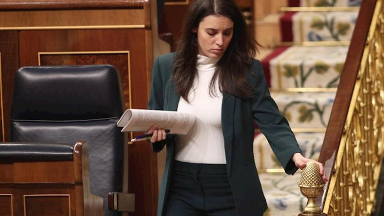 ep la ministra de igualdad irene montero abandona el hemiciclo del congreso