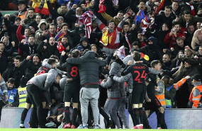 ep los jugadores del atletico de madrid celebran el tercer gol en anfield