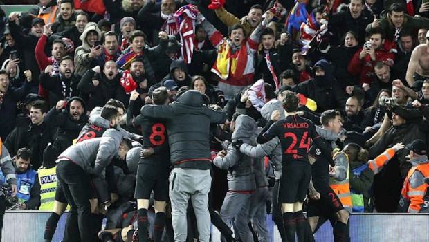 ep los jugadores del atletico de madrid celebran el tercer gol en anfield