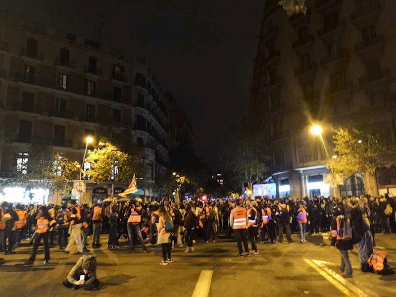 ep los manifestantes llegan a los alrededores de la delegacion del gobierno en barcelona