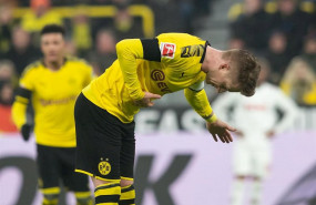 ep marco reus celebrando con la grada un gol con el borussia dortmund