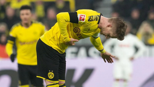 ep marco reus celebrando con la grada un gol con el borussia dortmund