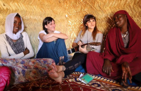 ep maria rozalen y beatriz romero junto con dos mujeres del chad para conocer como viven y cual es