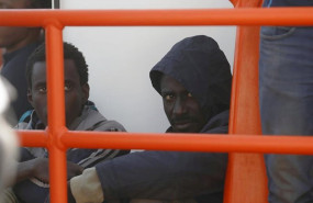 ep migrantes rescatados por salvamento maritimo cuando navegaban a la deriva en una patera en malaga