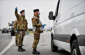 ep militares italianos con mascarilla en un control en el norte de italia