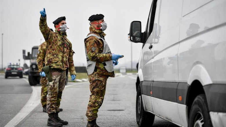 ep militares italianos con mascarilla en un control en el norte de italia