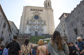 ep numerosas personas en el festival temps de flors 2022 en la catedral de girona a 7 de mayo de