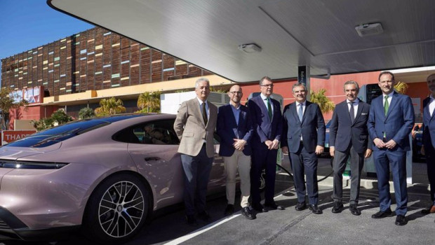 ep porsche inaugura una estacion de carga ultrarrapida en murcia equipada con ocho posten de 360 kw