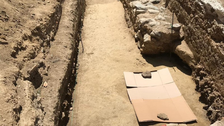Restos arqueológicos encontrados en la plaza de las Carmelitas de Vélez-Málaga durante las obras de peatonalización | AYUNTAMIENTO DE VÉLEZ-MÁLAGA ep restos arqueologicos encontradosla plazalas carmelitasvelez-malaga duranteobraspeatonalizacion