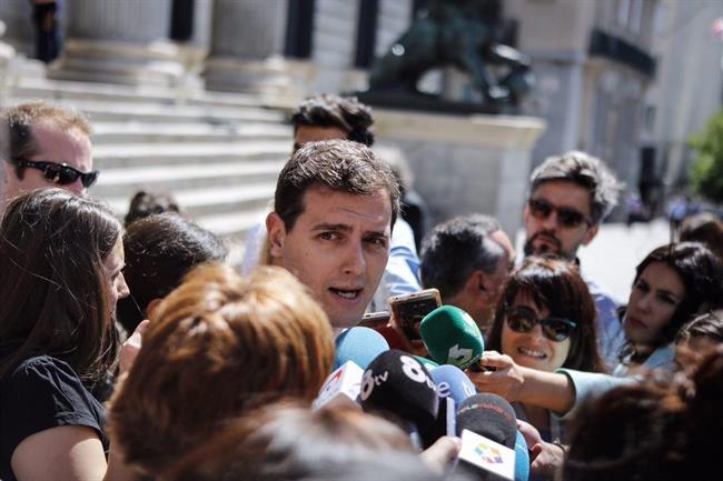 Rivera canutazo puerta de los leones en el Congreso | CIUDADANOS ep rivera canutazo puertalos leonesel congreso