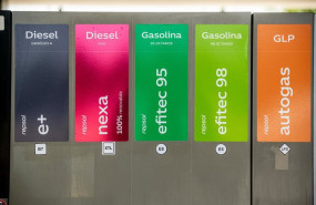 ep surtidores de combustible en la estacion de servicio alfonso xiii de repsol