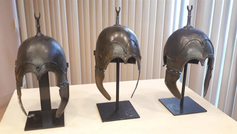 Tres de los siete cascos celtíberos expoliados de un yacimiento aragonés que España ha recuperado este 4 de diciembre de 2019 gracias a una entrega voluntaria | CEDIDA ep tres de los siete cascos celtiberos expoliados de un yacimiento aragones que espana ha recuperado