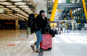 ep un chico con el equipaje en la t4 del aeropuerto adolfo suarezmadrid barajas
