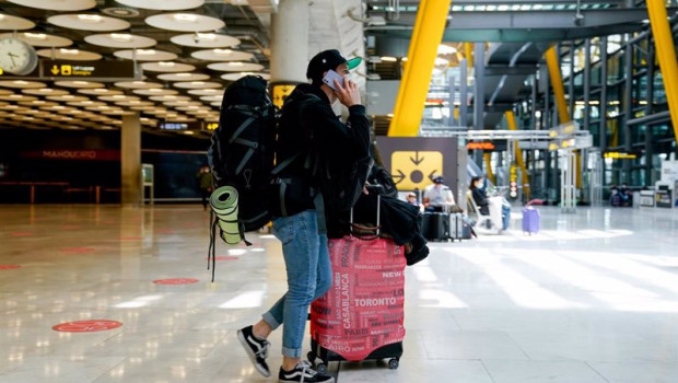 ep un chico con el equipaje en la t4 del aeropuerto adolfo suarezmadrid barajas