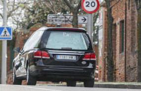 ep un coche funebre se dirige al cementerio de la almudena en madrid ciudad que suma mas de 100