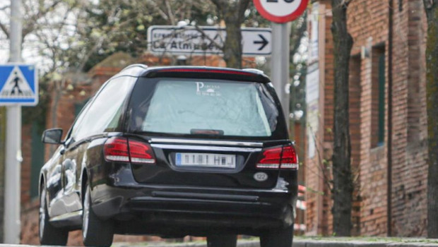 ep un coche funebre se dirige al cementerio de la almudena en madrid ciudad que suma mas de 100