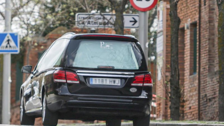ep un coche funebre se dirige al cementerio de la almudena en madrid ciudad que suma mas de 100