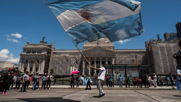 ep un hombre con una bandera argentina en plena pandemia del coronavirus en la ciudad de buenos