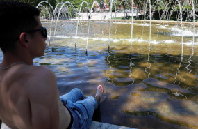 ep un joven moja sus piernas para refrescarse de las altas temperaturas en las inmediaciones de los
