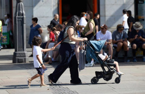 ep una mujer con un carrito de bebe a 15 de julio de 2025 en madrid espana