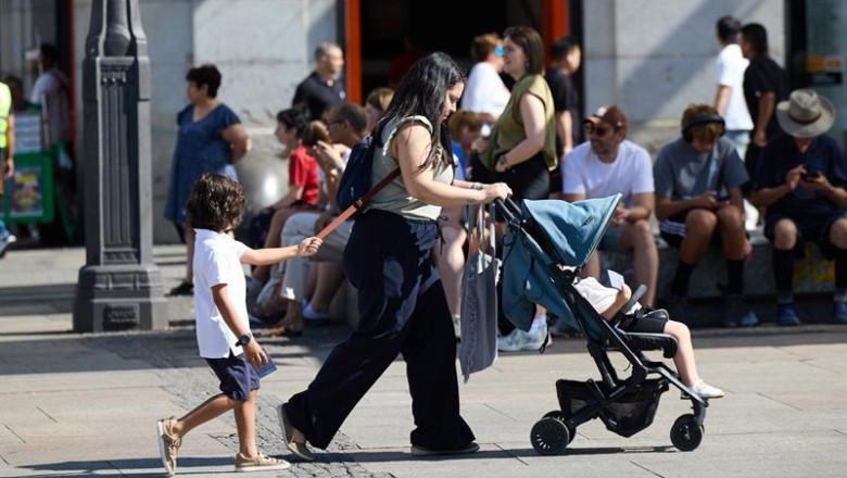 ep una mujer con un carrito de bebe a 15 de julio de 2025 en madrid espana