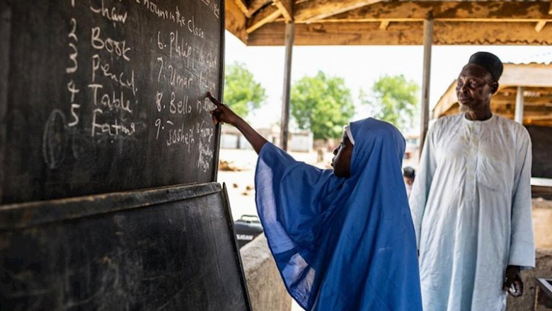 ep una nina en una escuela en nigeria