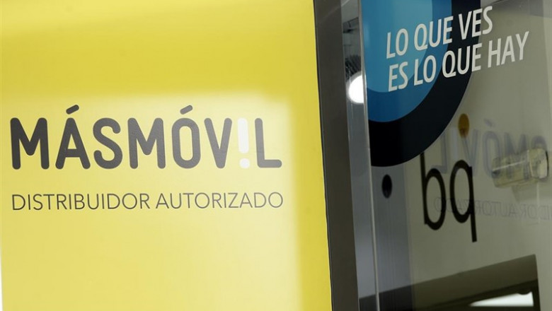 Una pancarta publicitaria de MásMóvil en el escaparate de una tienda. | Eduardo Parra - Europa Press - Archivo ep una pancarta publicitaria de masmovil en el escaparate de una tienda