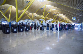ep varias personas hacen cola en el aeropuerto adolfo suarez madrid barajas a 5 de enero de 2022 en