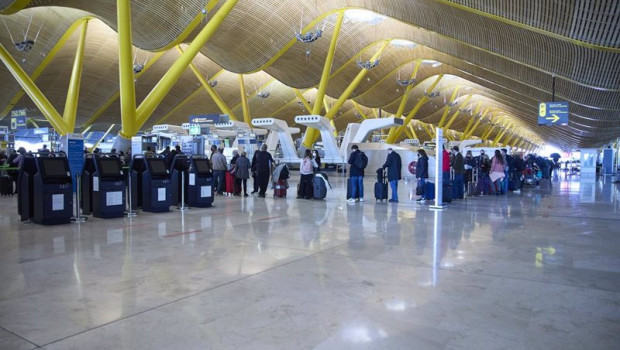 ep varias personas hacen cola en el aeropuerto adolfo suarez madrid barajas a 5 de enero de 2022 en